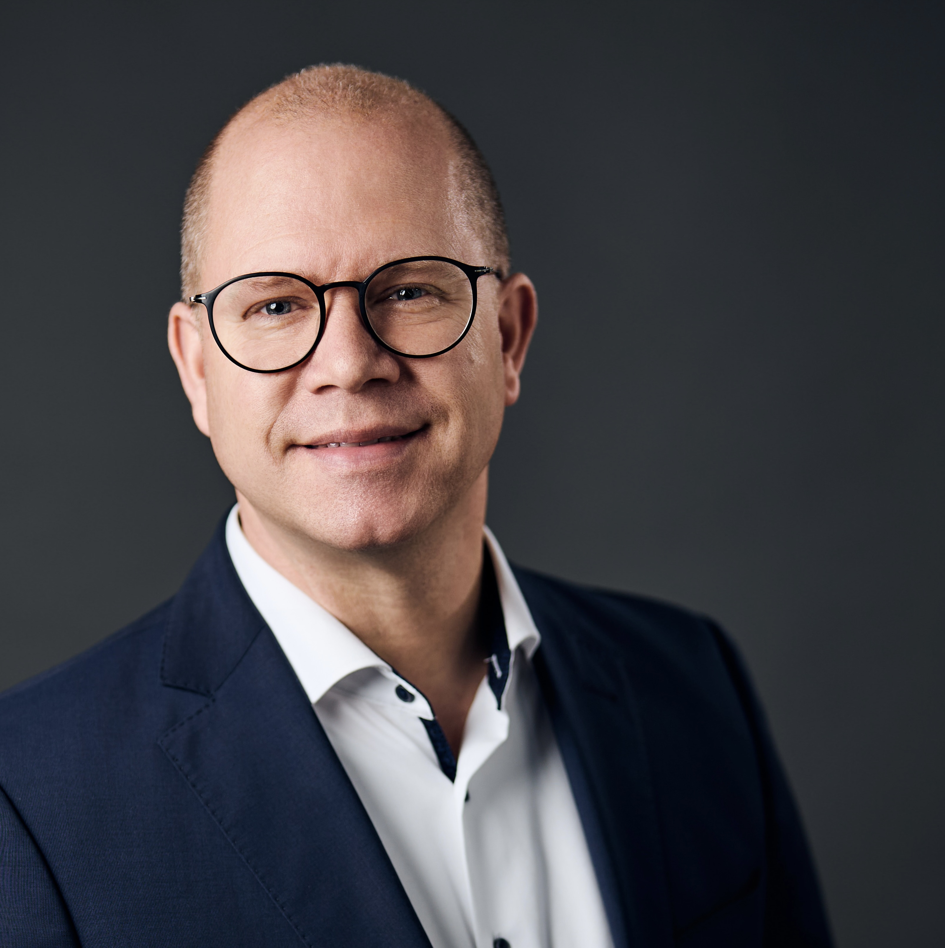 Sven_Bayer_Portrait_Quadratisch.jpg