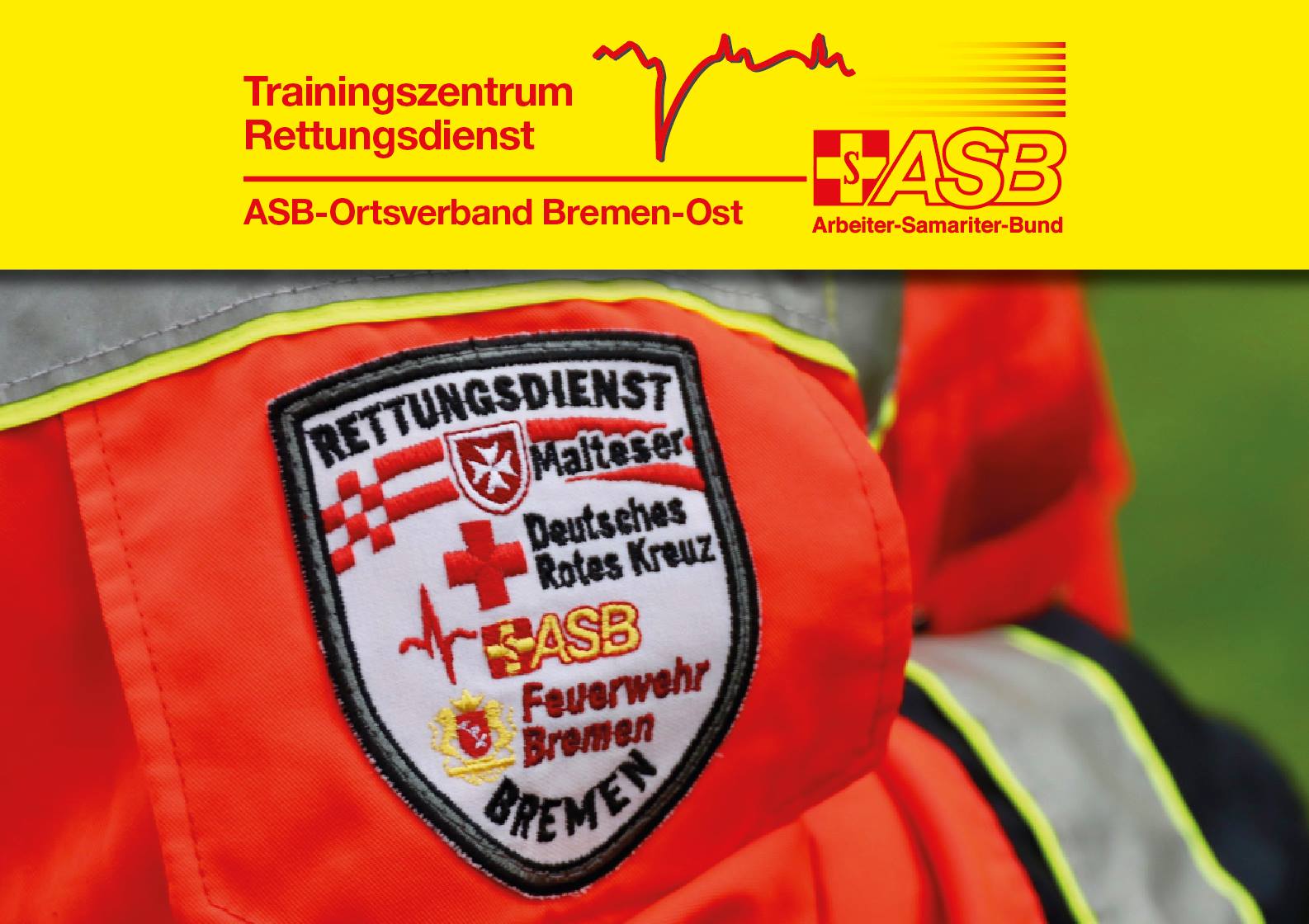 Zwei Rettungssanitäter des ASB Bremens stehen vor Christoph 6 und einem Rettungswagen