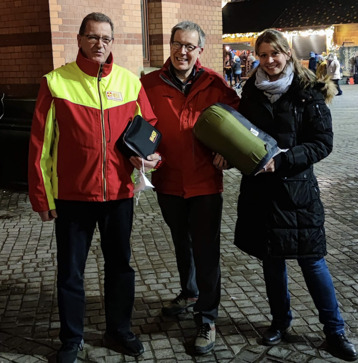  Entsprechend seinem Motto „Wir helfen hier und jetzt“ verteilt der Arbeiter-Samariter-Bund am 9. Dezember 2021 bundesweit Schlafsäcke und Hygienesets an Obdachlose.