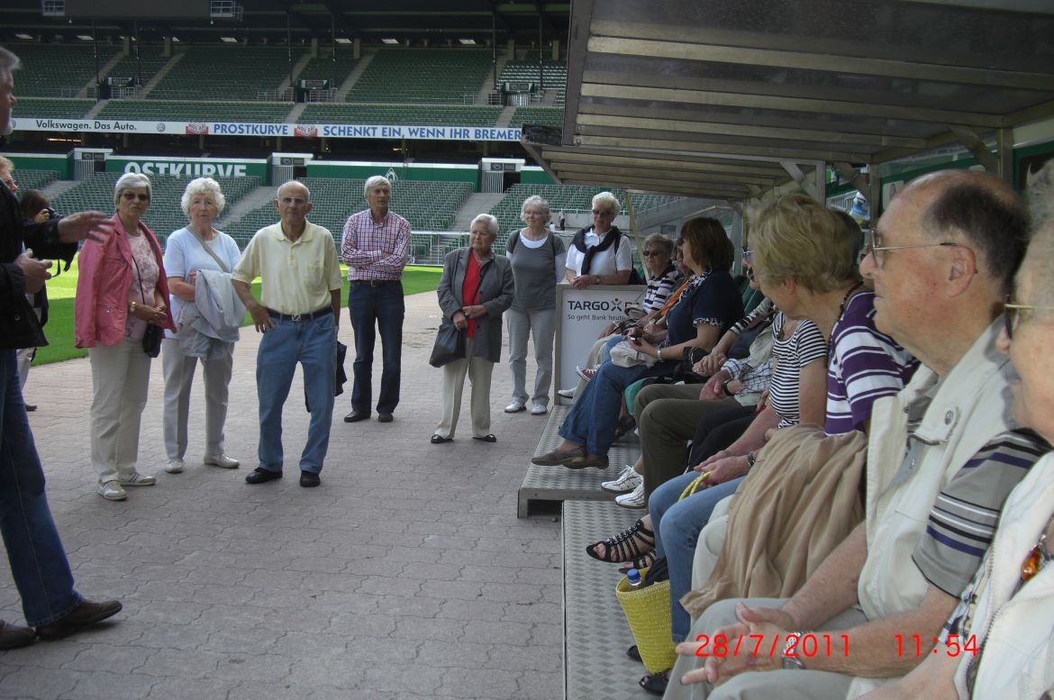 CIMG0061 Freiwillige und JungSenioren Besichtigung Weserstadion.JPG